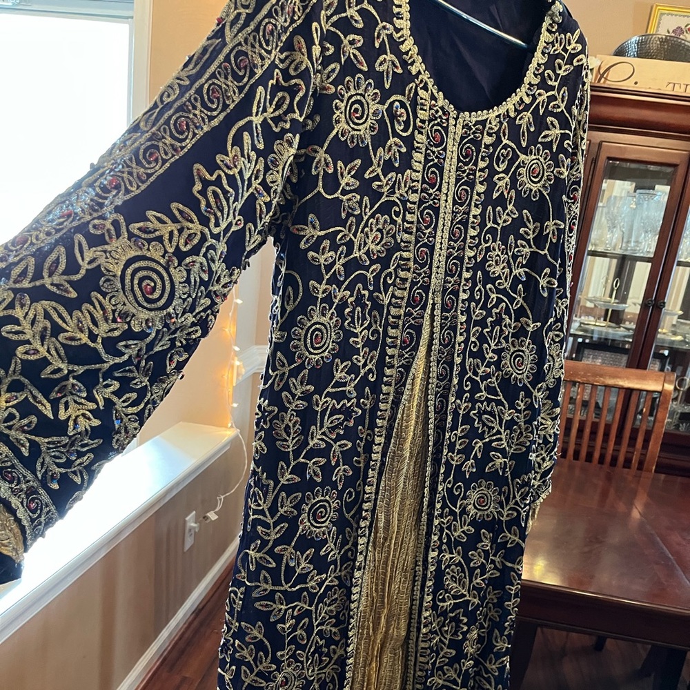 ‘Hindi’ style abaya/thob